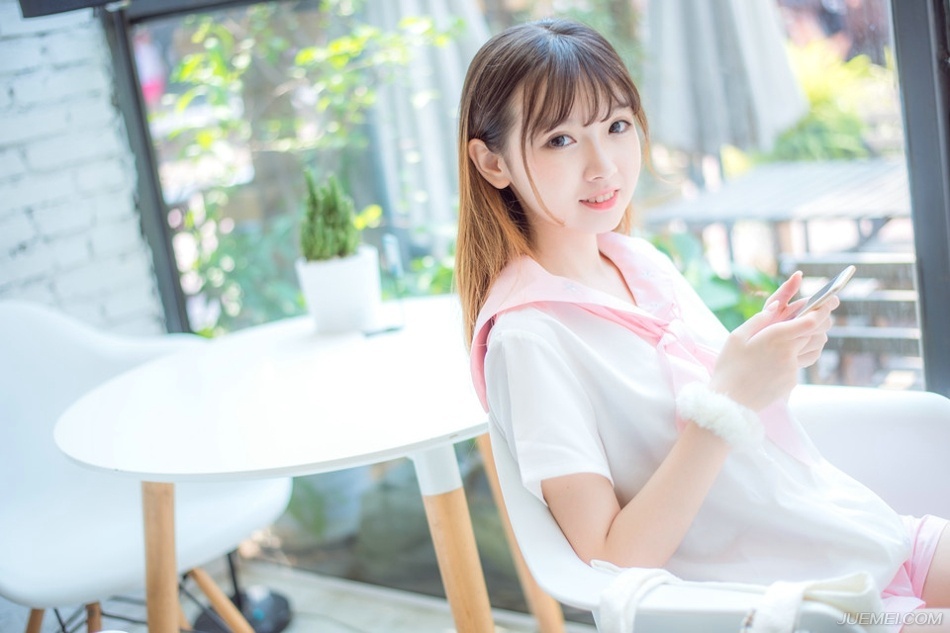 严颜闻言不禁大笑起来：“尔等太过胆小，那魏延便是有多余兵马，这一带山陵遍布，如何施展，我只带八千人前去迎战，城中还有万人人马，我走后，尔等好生看管城池，待我凯旋归来。”